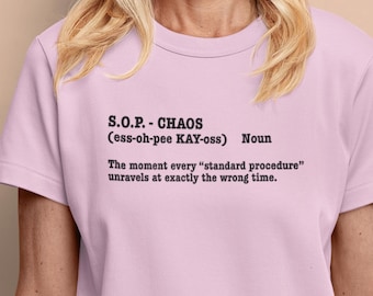 SOP Chaos Tech T-shirt, IT-supporttröja, SysAdmin-humortröja, DevOps-gåva, arbetsplatssarkasmtröja för teknikproffs, unisextröja