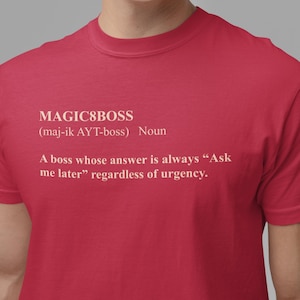 Pode incluir: Camiseta vermelha com o texto "MAGIC8BOSS" e uma definição: "Um chefe cuja resposta é sempre 'Pergunte-me mais tarde' independentemente da urgência."