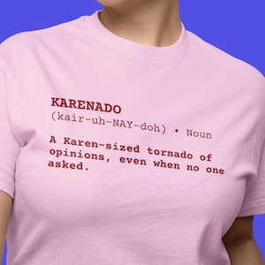 Pode incluir: Camiseta rosa claro com a palavra "KARENADO" em bordô, seguida de uma definição. A definição descreve um "tornado de opiniões do tamanho de uma Karen, mesmo quando ninguém pediu."
