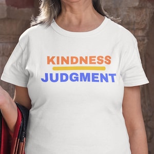 Freundlichkeit über das Urteilen T-Shirt Empathie Tee Positive Nachricht Shirt Anti-Mobbing Geschenk Verbreitung Liebe Bekleidung Heilung Sei schön Frieden Einheit