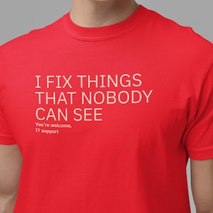 Pode incluir: Camiseta vermelha com a frase "I FIX THINGS THAT NOBODY CAN SEE" em letras brancas. Abaixo, lê-se "You're welcome, IT support". A camiseta é de gola redonda.