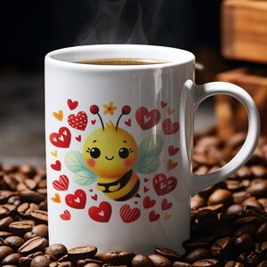 Puede incluir: Taza de cerámica blanca con un diseño de abeja de dibujos animados y corazones rojos. La taza está llena de café y sale vapor de la parte superior.