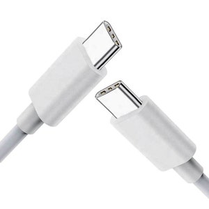 Könnte beinhalten: Ein weißes USB-C-auf-USB-C-Kabel mit zwei Steckern. Die Stecker sind silberfarben und rechteckig.