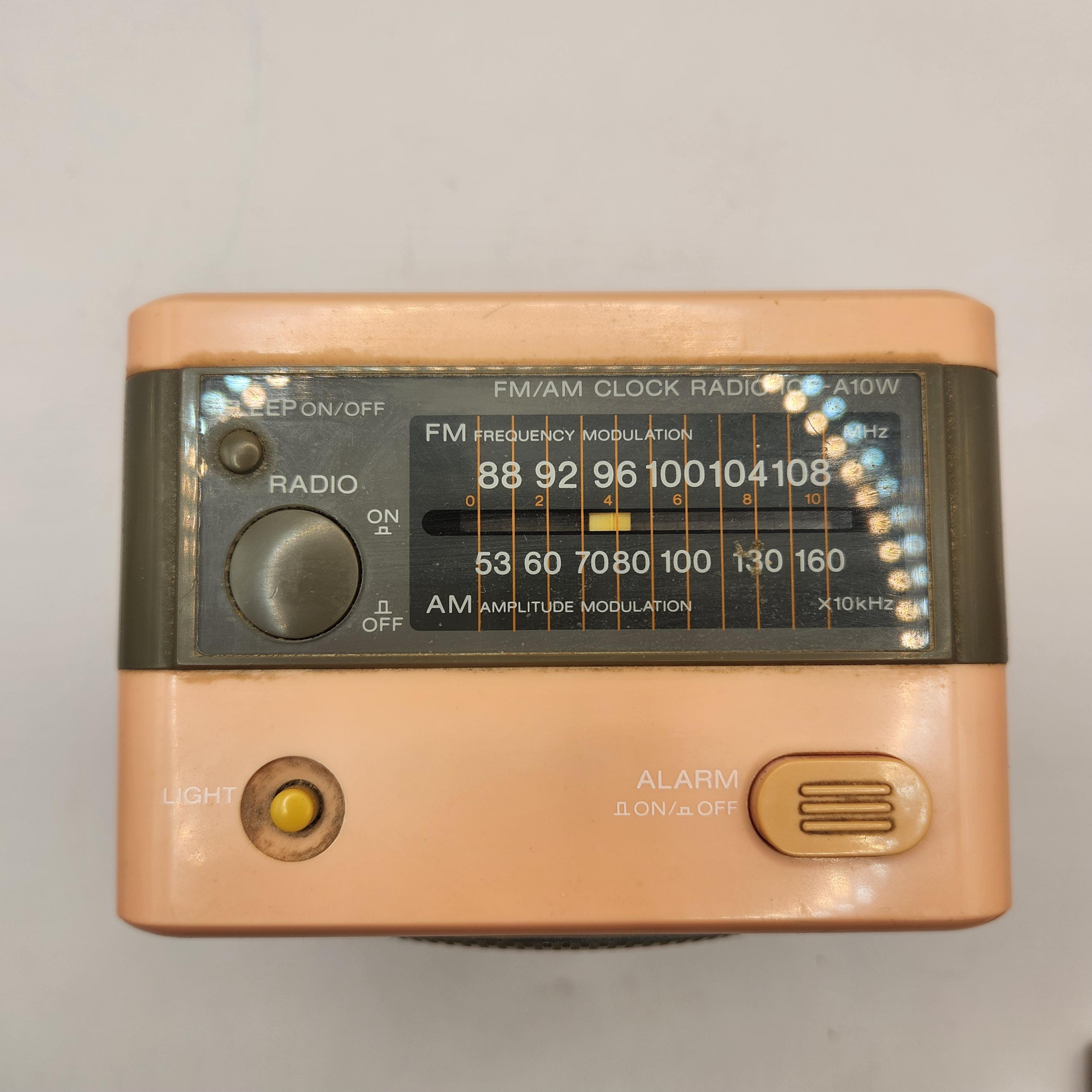 Vintage Sony ICF-A10W FM/AM Quartz Analog Cube Clock Radio 1980s