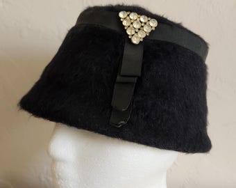 Vintage 1930s Flapper Hat: Jami Fur Cloche With Faux Jewel  display picture 1