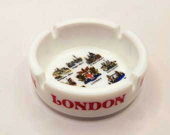 Vintage souvenir milkglass London ashtray 70s kitcsh decor barware rumpus room patio