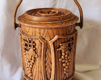 Cubo de hielo vintage de madera tallada de imitación retro con uvas, decoración estilo tiki encantada de los años 70