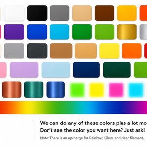 K&ouml;nnte beinhalten: Eine Farbpalette mit Reihen rechteckiger Farbfelder in verschiedenen Uni-, Metallic- und Neont&ouml;nen sowie einem horizontalen Regenbogen-Verlaufsbalken am unteren Rand. Der Text lautet: We can do any of these colors plus a lot more. Don't see the color you want here? Just ask! Note: There is an upcharge for Rainbow, Glow, and clear filament.