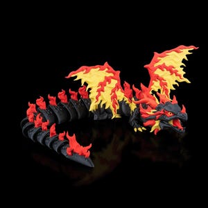 Puede incluir: Una figura de dragón articulada de color negro con una larga cola segmentada y detalles en rojo con forma de llama. El dragón tiene alas amarillas y rojas, una cabeza negra con detalles de llamas rojas y ojos de color naranja.