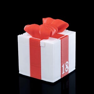 K&ouml;nnte beinhalten: Eine wei&szlig;e, w&uuml;rfelf&ouml;rmige Geschenkbox mit einem roten Schleifendesign an den Seiten und einer roten Schleife oben. Auf der Vorderseite ist die Zahl 18 in Wei&szlig; eingepr&auml;gt. Das Objekt weist eine sichtbare 3D-Druckstruktur auf der Oberfl&auml;che auf.