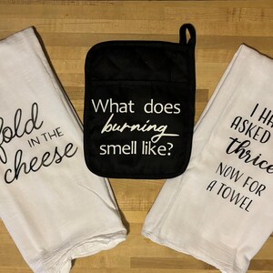 Może przedstawiać: Trzy białe ręczniki kuchenne z czarnym tekstem. Pierwszy ręcznik mówi "fold in the cheese". Drugi ręcznik mówi "What does burning smell like?" Trzeci ręcznik mówi "I have asked you thrice now for a towel".
