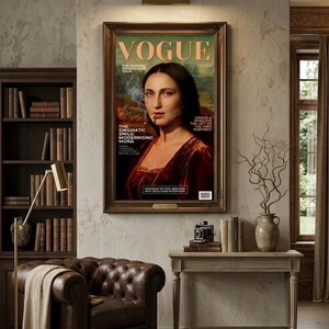 Puede incluir: Una impresi&oacute;n de arte de pared enmarcada que presenta una portada de revista titulada VOGUE con un retrato de una persona de cabello oscuro con una prenda de color rojo oscuro. El texto incluye THE ENIGMATIC SMILE: MODERNISING MONA.