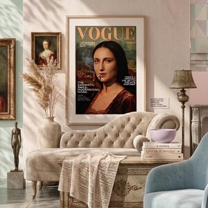 Puede incluir: Una l&aacute;mina de arte mural enmarcada que muestra una portada de la revista Vogue con el retrato de una persona de pelo largo y oscuro, un cigarrillo y el texto 'VOGUE', 'THE ENIGMATIC SMILE' y 'MODERNISING MONA' en una habitaci&oacute;n con una chaise longue.