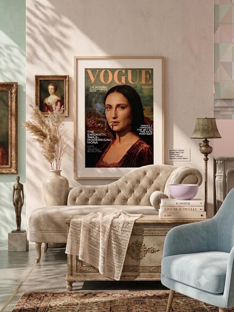 Puede incluir: Una l&aacute;mina de arte mural enmarcada que muestra una portada de la revista Vogue con el retrato de una persona de pelo largo y oscuro, un cigarrillo y el texto 'VOGUE', 'THE ENIGMATIC SMILE' y 'MODERNISING MONA' en una habitaci&oacute;n con una chaise longue.