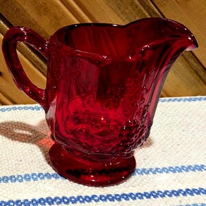 Juego de azucarero y cremera Fenton vintage de vidrio rojo rubí con paneles de vid