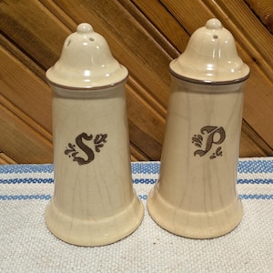 Pfaltzgraff, Village Stoneware, Salz und Pfeffer, Streuer-Set, Beige und Braun, 6 in USA