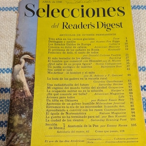 Könnte beinhalten: Eine Vintage-Ausgabe von "Selecciones del Reader's Digest" vom April 1946, mit Artikeln auf Spanisch. Das Cover ist gelb mit schwarzem Text und einer Zeichnung eines Vogels. Das Magazin enthält Artikel zu verschiedenen Themen.
