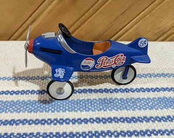 Coca-Cola Coke Pedal Plane 飛行機 レトロ 置物 Coca Cola Vintage Red Pedal Plane Collector Edition 1:18 Scale (BK-3)