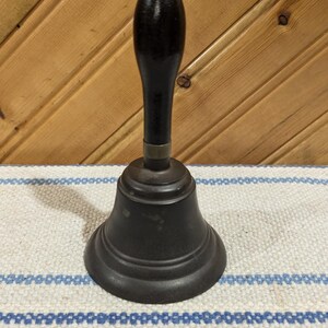 Vintage, mango de madera, campana de latón,