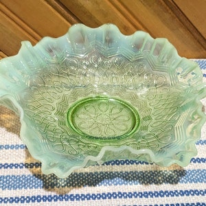 Cuenco de vidrio antiguo vintage, opalescente, verde, de vidrio Jefferson, con muchos bucles