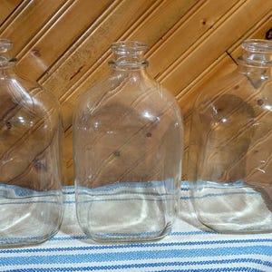 vintage, transparent, un gallon, pot à lait, avec et sans poignées en métal