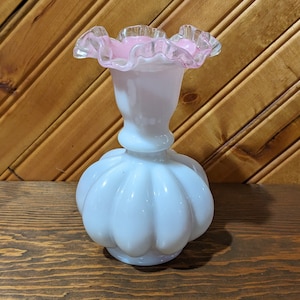 &quot;Vintage Fenton &quot;&quot;Silver Crest&quot;&quot; Vase mit Rüschen in Melon Pink & Weiß.&quot;