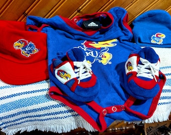 Adidas Kansas Jayhawks Babyset 6-9 månader Bodysuit Mössa Stövlar