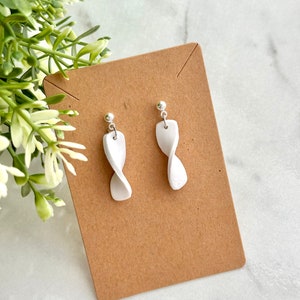 Boucle d'oreille en argile blanche torsadée minimale, boucle d'oreille en argile blanche torsadée design, boucles d'oreilles mini torsadées en argile, boucles d'oreilles blanches torsadées minimales