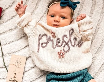 Felpa per neonato ricamata a mano, maglione con nome per neonato personalizzato, maglione lavorato a maglia in colori comfort, regali di compleanno personalizzati per bambina