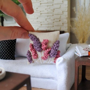 Almohada decorativa con flores de lavanda para casa de muñecas en miniatura (escala 1:12)
