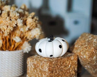 Miniature dollhouse black & white dot pumpkin 3D printed - 1:12 scale