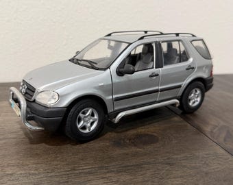 Maisto Road & Track Collector's Edition White 1997 Mercedes Benz