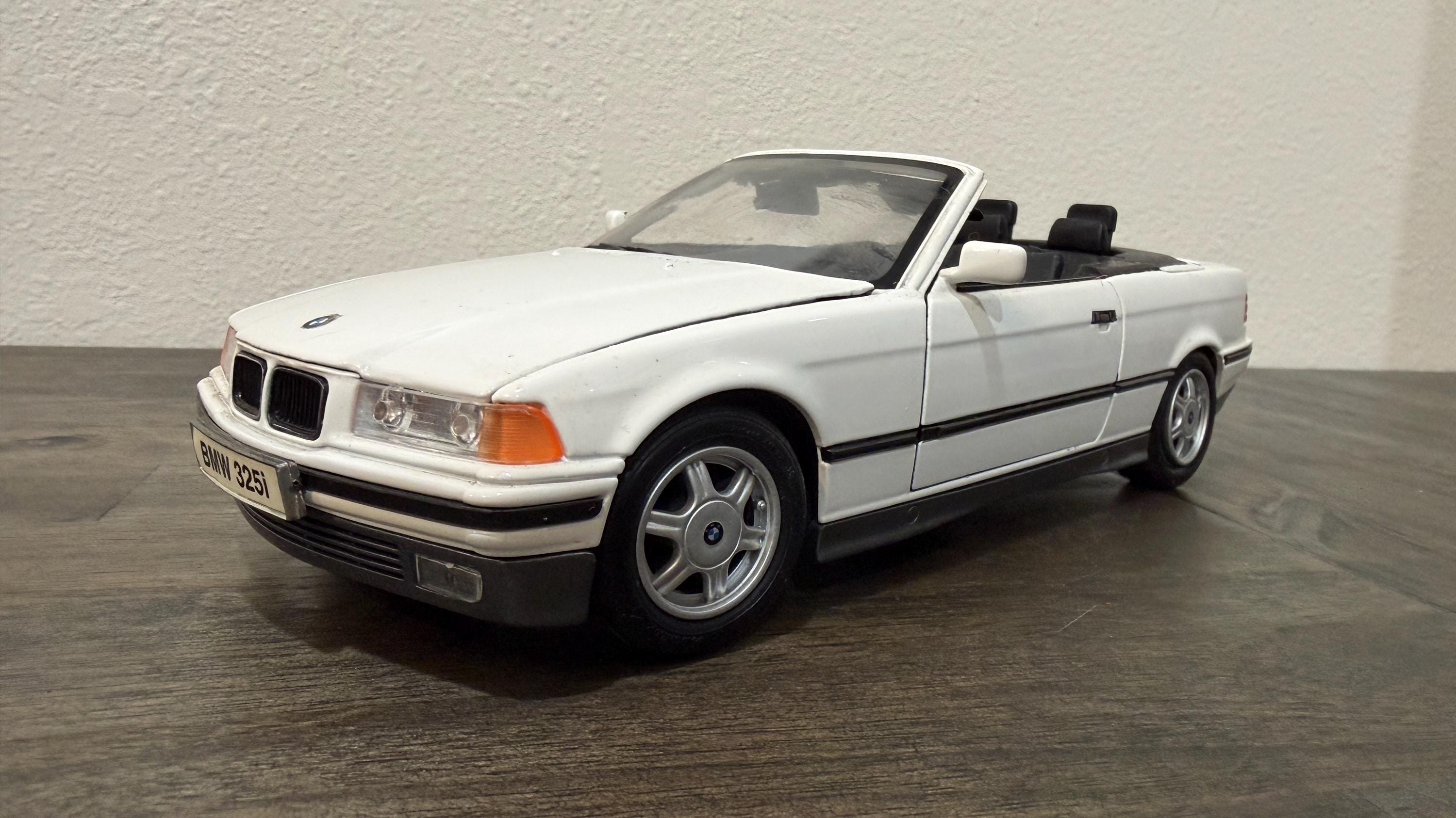 BMW 325i Convertible 1993 Diecast Car – 1:18 Scale Maisto