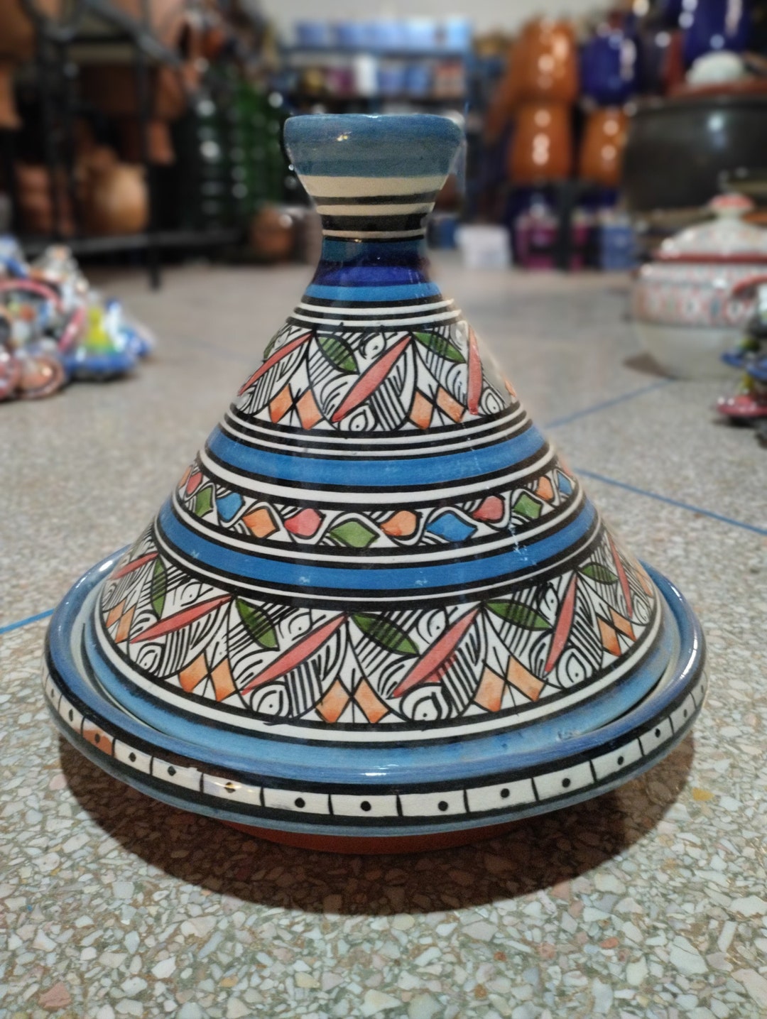 Una Tagine in ceramica marocchina fatta a mano adatta per servire i più