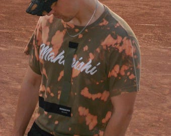 Maglietta personalizzata MAHARISHI color cachi, realizzata con tecnica tie-dye e riciclata dall'atelier OBSESS UPCYCLING