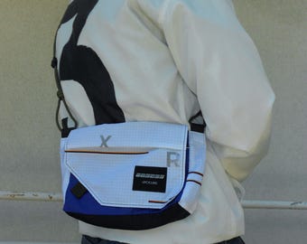 Borsa a tracolla in ripstop riciclato realizzata da OBSESS Upcycling Atelier