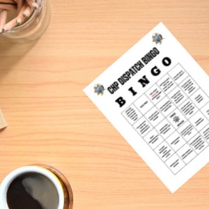 Könnte beinhalten: Eine weiße Bingokarte mit dem Titel "CHP Dispatch Bingo" und einem Raster mit 25 Feldern. Jedes Feld enthält einen anderen Satz, der mit der Arbeit als Disponent zusammenhängt. Das mittlere Feld ist mit "Frei" gekennzeichnet.