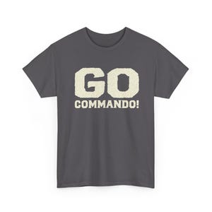 GO COMMANDO! Grafik-T-Shirt | Shirt mit Militärslogan, abgenutzter College-Schriftzug