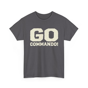 Puede incluir: Una camiseta gris oscuro con un gráfico blanco que dice "GO COMMANDO!" en una fuente de estilo vintage.