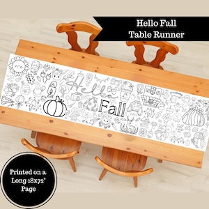 Puede incluir: Un camino de mesa imprimible en blanco y negro con temática otoñal. El camino de mesa presenta las palabras "Hello Fall" y varias ilustraciones con temática otoñal, incluyendo calabazas, hojas, bellotas y un ciervo. El camino de mesa está impreso en una página larga de 18x72 pulgadas.