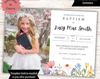 Puede incluir: Plantilla de invitación de bautizo con una foto de una niña sonriente sosteniendo un libro. La invitación incluye el texto "Únase a nosotros para el bautizo de Lucy Mae Smith" y detalles del evento. Borde floral.