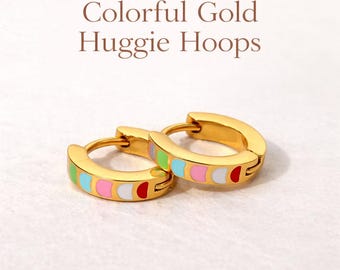 Orecchini a cerchio Huggie in acciaio inossidabile placcato oro 18 carati con smalto, arcobaleno pastello, 12 mm, gioielli delicati per tutti i giorni.