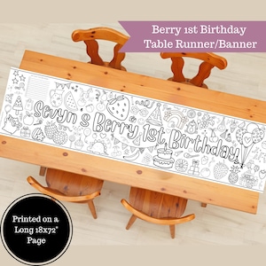 Pode incluir: Um corredor de mesa ou uma faixa imprimível em preto e branco para uma festa de 1º aniversário. A faixa apresenta o texto "Sevyn's Berry 1st Birthday" e uma variedade de ilustrações com tema de frutas vermelhas. A faixa é impressa em uma página longa de 45,72 x 182,88 cm.