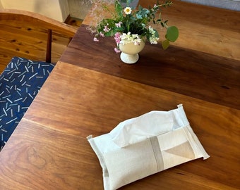 Handgefertigter Taschentuchbezug aus Leinen – funktional, stilvoll und perfekt für Softpack-Taschentücher. Werten Sie Ihre Einrichtung mit dieser natürlichen Eleganz auf.