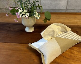 Handgefertigter Taschentuchbezug aus Leinen – funktional, stilvoll und perfekt für Softpack-Taschentücher. Werten Sie Ihre Einrichtung mit dieser natürlichen Eleganz auf.