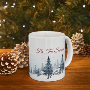 Caneca Tis the Season - Xícara de café de Natal para chocolate quente e cacau - Linda caneca de férias - Paisagem de inverno