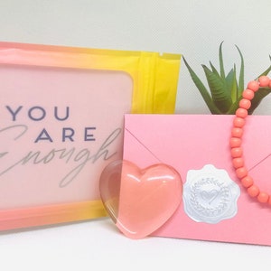 Cadeau vous êtes assez, Paquet de soins, Cadeau pour maman, Cadeau pour une amie, Cadeau Je pense à vous, Cadeau Je t'aime, coeur en résine, bracelet de perles, Cadeau collègue