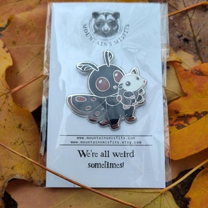 Mothman con pin de esmalte amigo - Mothman y Opossum Pin