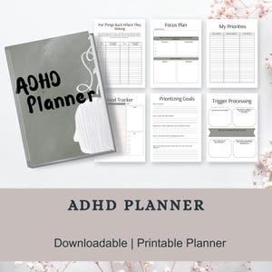 Può includere: Un pianificatore ADHD con una copertina grigia e il titolo "ADHD Planner" in nero. Il pianificatore include pagine per la pianificazione, il monitoraggio dell'umore e la definizione delle priorità. Il testo "Downloadable | Printable Planner" è visibile.