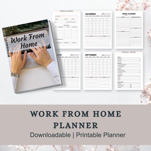 Può includere: Un cartello in legno rustico con la scritta "Welcome to our home" in lettere bianche. Il cartello presenta una finitura invecchiata e un design semplice e invitante, ideale per l'arredamento della porta d'ingresso.